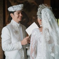 Bintang film ‘Budi Pekerti’ ini mengenakan penutup kepala khas Minang yang dikenal dengan nama Deta Marapulai. Foto: Instagram/@sheninacinnamon @iluminen