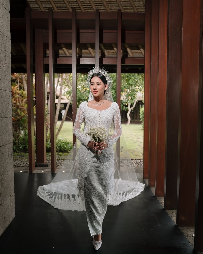 Shenina memilih tata rambut sanggul sederhana, sementara wajahnya dipulas makeup bernuansa cokelat dengan sapuan lipstik rose pink. Aktris ‘Penyalin Cahaya’ ini mempercayakan makeup artist Marlene Hariman untuk mempercantik wajahnya. Foto: Instagram/@sheninacinnamon @iluminen