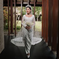 Shenina memilih tata rambut sanggul sederhana, sementara wajahnya dipulas makeup bernuansa cokelat dengan sapuan lipstik rose pink. Aktris ‘Penyalin Cahaya’ ini mempercayakan makeup artist Marlene Hariman untuk mempercantik wajahnya. Foto: Instagram/@sheninacinnamon @iluminen