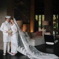 Shenina Cinnamon cantik sekaligus anggun dalam balutan kebaya lace putih berhias payet rancangan Didiet Maulana. Kebaya dipadukan dengan kain songket yang juga berwarna putih bersih. Foto: Instagram/@sheninacinnamon @iluminen