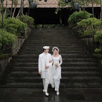 Angga Yunanda juga memakai setelan serba putih berupa padanan kemeja kerah tinggi, jas dan celana yang diberi aksen sarung dari kain songket. Foto: Instagram/@sheninacinnamon @iluminen