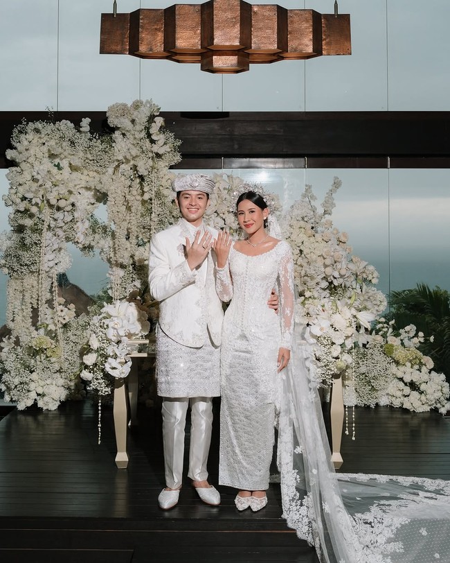 Nuansa putih menguatkan kesan sakral di akad nikah Angga Yunanda dan Shenina Cinnamon. Mengenakan busana serba putih, penampilan kedua mempelai tetap mempesona karena permainan tekstur pada kainnya. Foto: Instagram/@sheninacinnamon @iluminen