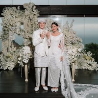Nuansa putih menguatkan kesan sakral di akad nikah Angga Yunanda dan Shenina Cinnamon. Mengenakan busana serba putih, penampilan kedua mempelai tetap mempesona karena permainan tekstur pada kainnya. Foto: Instagram/@sheninacinnamon @iluminen