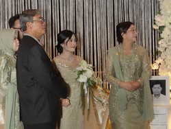 Viral Pengantin Pria Berikan Kejutan untuk Istri, Hadirkan Mendiang Orangtua