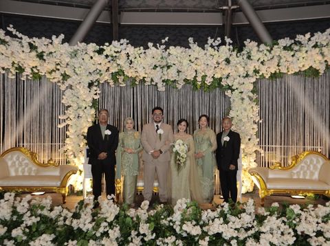 Foto pernikahan Felicia Putri Larasati dan Muhammad Ray Aditya (Ray). Postingan momen pernikahan keduanya viral di media sosial.