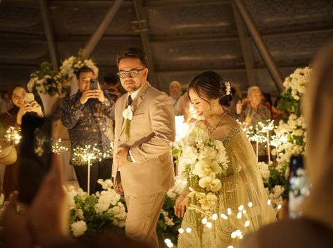 Foto pernikahan Felicia Putri Larasati dan Muhammad Ray Aditya (Ray). Postingan momen pernikahan keduanya viral di media sosial.