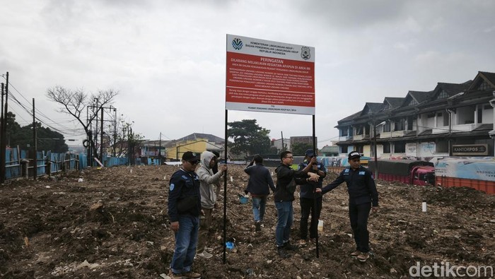 Gakkum Kementerian Lingkungan Hidup (KLH) menyegel Tempat Pembuangan Akhir (TPA) di Pasar Caringin, Bandung, Senin (10/2/2025).