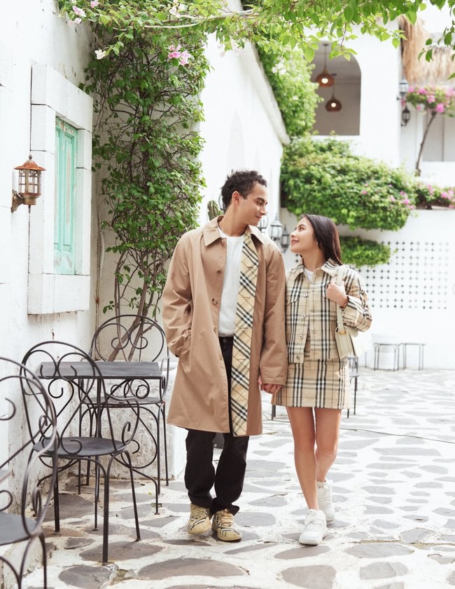 Tampil kembar Prilly Latuconsina dan kekasihnya, Omara Esteghlal juga terlihat kompak mengenakan busana branded couple yang mirip dengan yang dikenakan Lyodra dan Randy. Diketahui busana yang dikenakan kedua pasangan artis itu berasal dari merek mewah Burberry. Foto: Instagram/@prillylatuconsina96/@randymartinnn