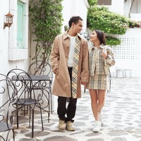 Tampil kembar Prilly Latuconsina dan kekasihnya, Omara Esteghlal juga terlihat kompak mengenakan busana branded couple yang mirip dengan yang dikenakan Lyodra dan Randy. Diketahui busana yang dikenakan kedua pasangan artis itu berasal dari merek mewah Burberry. Foto: Instagram/@prillylatuconsina96/@randymartinnn