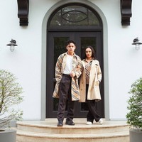 Randy dan Lyodra tampil memadukan coat coklatnya dengan celana panjang berwarna hitam. Coat yang dikenakan Randy tampak memiliki motif kotak-kotak khas Burberry. Sementara coat yang dikenakan Lyodra polos tanpa motif. Penyanyi 21 tahun itu kemudian memadukannya dengan jaket kotak-kotak khas Burberry sebagai dalamannya. Foto: Instagram/@prillylatuconsina96/@randymartinnn