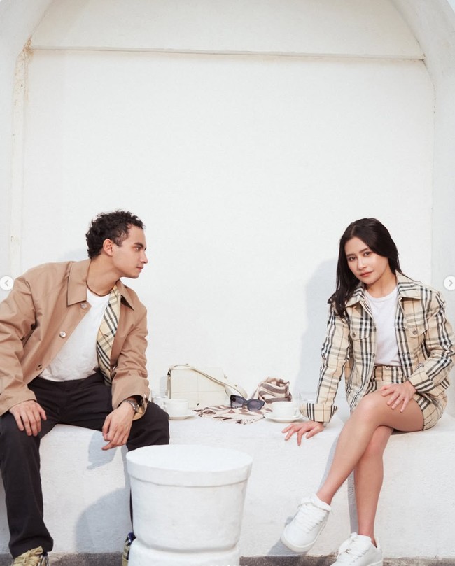 Tak kalah stylish dan keren, Omara dan Prilly juga tampil dalam balutan busana coklat dengan motif kotak-kotak khas Burberry. Omara memilh tampil dengan coat dipadukan kaos putih dan celana panjang hitam. Sementara Prilly tampil dengan kemeja kotak-kotak coklat yang digunakan sebagai outer dari kaos putihnya. Untuk bawahannya, Prilly memilih rok pendek senada dengan kemejanya. Foto: Instagram/@prillylatuconsina96/@randymartinnn