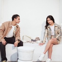 Tak kalah stylish dan keren, Omara dan Prilly juga tampil dalam balutan busana coklat dengan motif kotak-kotak khas Burberry. Omara memilh tampil dengan coat dipadukan kaos putih dan celana panjang hitam. Sementara Prilly tampil dengan kemeja kotak-kotak coklat yang digunakan sebagai outer dari kaos putihnya. Untuk bawahannya, Prilly memilih rok pendek senada dengan kemejanya. Foto: Instagram/@prillylatuconsina96/@randymartinnn