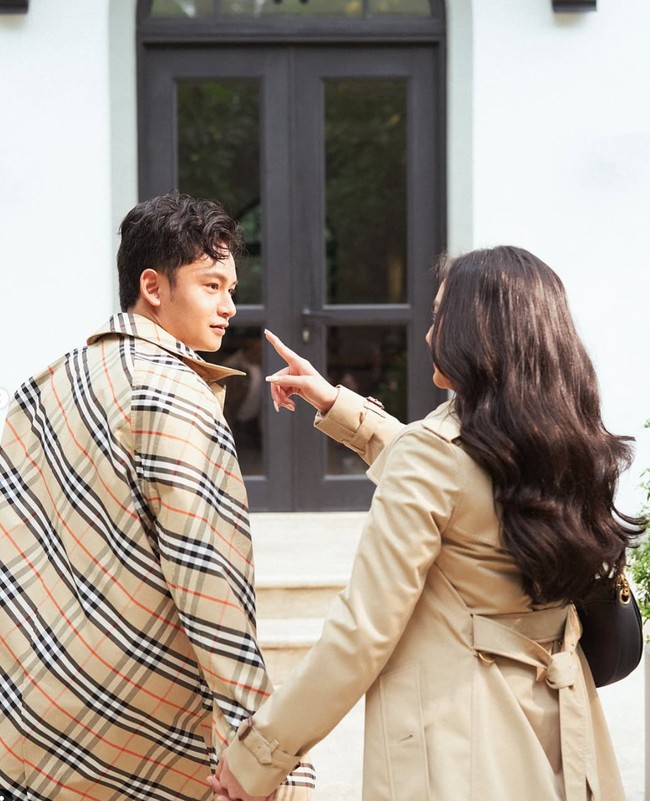 Seperti biasa, tak lupa Randy dan Lyodra juga memamerkan pose mesra dan bucin mereka. Seperti dalam foto, keduanya tampak bergandengan tangan. Sambil salng menatap, Lyodra tampak menunjuk jarinya ke arah wajah Randy. Foto: Instagram/@prillylatuconsina96/@randymartinnn