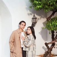 Tak mau kalah, pasangan yang kini akhirnya sudah go publik, Prilly dan Omara juga tampil kompak dan mesra. Berpose sama-sama menatap ke arah kamera, Prilly tampak menyandar di pundak Omara. Foto: Instagram/@prillylatuconsina96/@randymartinnn