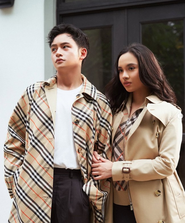 Jadi salah satu pasangan artis favorit para netizen, Randy Martin dan Lyodra baru saja kembali memamerkan penampilan kompak keduanya. Melalui akun Instagram pribadinya, Randy tampak mengenakan busana branded couple dengan Lyodra. Foto: Instagram/@prillylatuconsina96/@randymartinnn