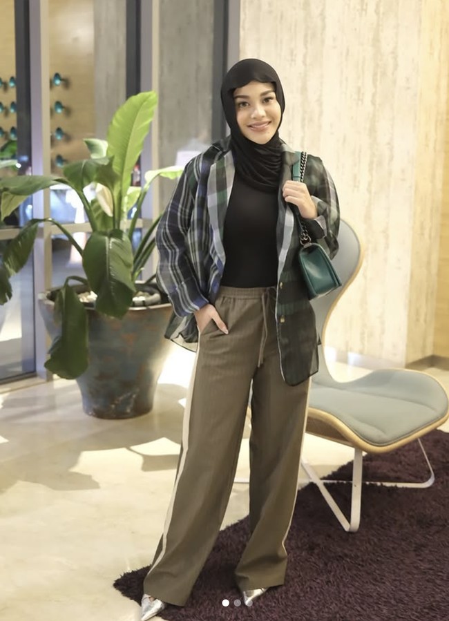 Aurel Hermansyah belakangan sering menerapkan gaya hijab meleyot. Hijab meleyot cocok digunakan untuk acara kasual dan semiformal. Foto: dok. Instagram @aurelie.hermansyah