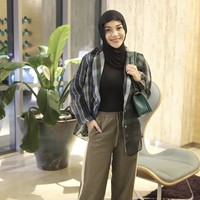 Aurel Hermansyah belakangan sering menerapkan gaya hijab meleyot. Hijab meleyot cocok digunakan untuk acara kasual dan semiformal. Foto: dok. Instagram @aurelie.hermansyah