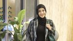 Gaya Selebriti Cantik Kenakan Hijab Meleyot yang Lagi Tren