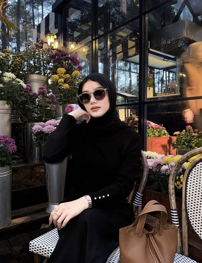 Dinda Hauw juga beberapa kali memilih gaya hijab meleyot ketika berpergian. Pashmina instan berwarna hitam pekat tampaknya menjadi favorit para selebriti. Foto: dok. Instagram @dindahw