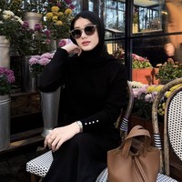 Dinda Hauw juga beberapa kali memilih gaya hijab meleyot ketika berpergian. Pashmina instan berwarna hitam pekat tampaknya menjadi favorit para selebriti. Foto: dok. Instagram @dindahw