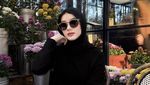 Gaya Selebriti Cantik Kenakan Hijab Meleyot yang Lagi Tren