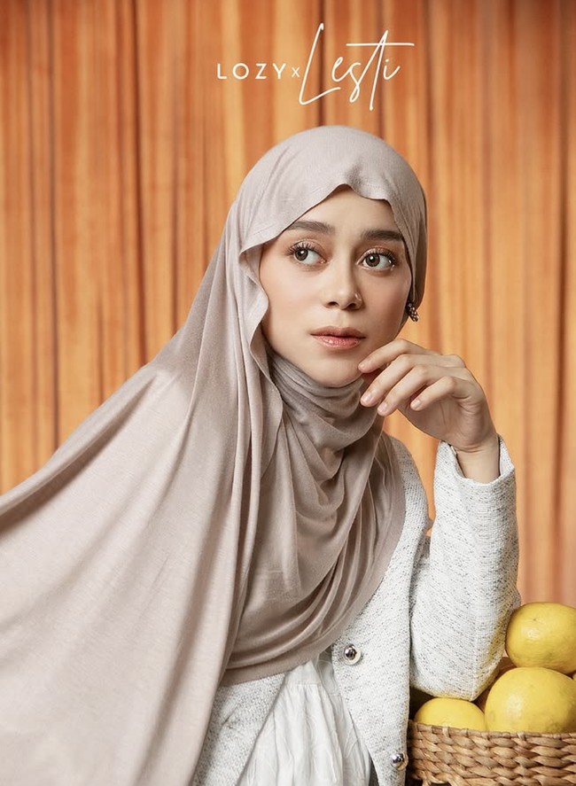 Kolaborasi dengan label hijab lokal, Lesty Kejora bahkan mengeluarkan koleksi pashmina terbaru mengikuti tren hijab meleyot. Foto: dok. Instagram @lestikejora