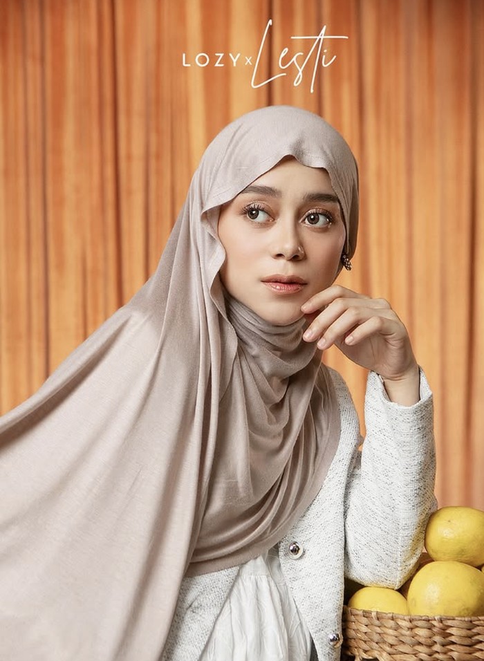 Gaya Selebriti Pakai Hijab Meleyot