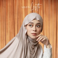 Kolaborasi dengan label hijab lokal, Lesty Kejora bahkan mengeluarkan koleksi pashmina terbaru mengikuti tren hijab meleyot. Foto: dok. Instagram @lestikejora