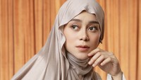 Lesty Kejora mengeluarkan koleksi pashmina terbaru mengikuti tren hijab meleyot. Produk ini merupakan kolaborasi dengan label hijab local. (Foto: dok. Instagram @lestikejora)