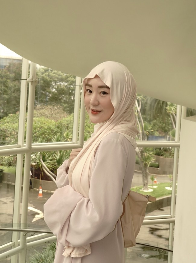 Larissa Chou tampil feminin dengan gaya hijab meleyot. Cocok menjadi referensi gaya saat Lebaran. Foto: dok. Instagram @larissachou