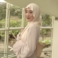 Larissa Chou tampil feminin dengan gaya hijab meleyot. Cocok menjadi referensi gaya saat Lebaran. Foto: dok. Instagram @larissachou