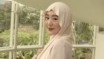 Gaya Selebriti Cantik Kenakan Hijab Meleyot yang Lagi Tren