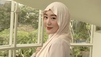 Larissa Chou tampil feminim dan terlihat anggun dengan gaya hijab meleyot. Gaya ini cocok untuk referensi gaya ketika momen Idul Fitri.Foto: dok. Instagram @larissachou