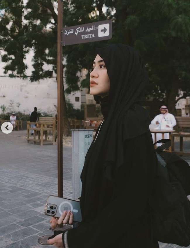 Aaliyah Massaid menerapkan gaya hijab meleyot saat pergi umrah. Kamu tetap bisa tampil menutup dada dengan pashmina instan ini kok. Foto: dok. Instagram @aaliyah.massaid