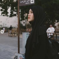 Aaliyah Massaid menerapkan gaya hijab meleyot saat pergi umrah. Kamu tetap bisa tampil menutup dada dengan pashmina instan ini kok. Foto: dok. Instagram @aaliyah.massaid