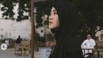 Gaya Selebriti Cantik Kenakan Hijab Meleyot yang Lagi Tren