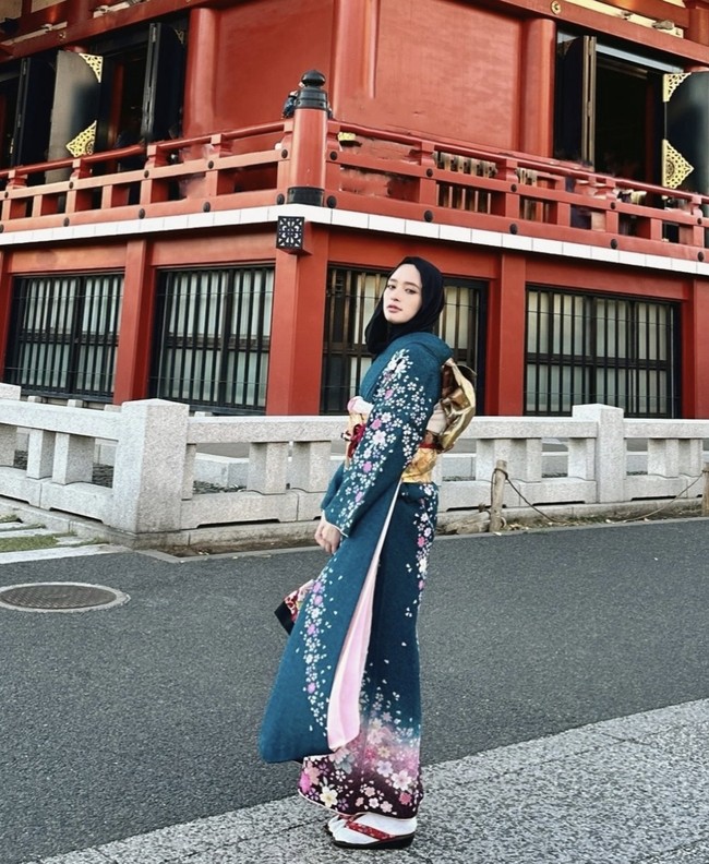 Inara Rusli mencoba gaya hijab meleyot ketika pergi liburan. Memang praktis digunakan saat traveling tanpa harus banyak jarum pentul. Foto: dok. Instagram @mommy_starla