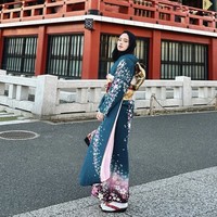 Inara Rusli mencoba gaya hijab meleyot ketika pergi liburan. Memang praktis digunakan saat traveling tanpa harus banyak jarum pentul. Foto: dok. Instagram @mommy_starla