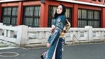 Gaya Selebriti Cantik Kenakan Hijab Meleyot yang Lagi Tren