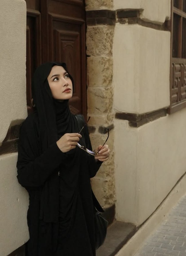 Mahalini memang belum konsisten berhijab. Namun saat menerapkan gaya hijab meleyot ketika umrah, penampilan istri Rizky Febian itu banjir pujian di Instagram. Foto: dok. Instagram @mahaliniraharja