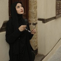 Mahalini memang belum konsisten berhijab. Namun saat menerapkan gaya hijab meleyot ketika umrah, penampilan istri Rizky Febian itu banjir pujian di Instagram. Foto: dok. Instagram @mahaliniraharja