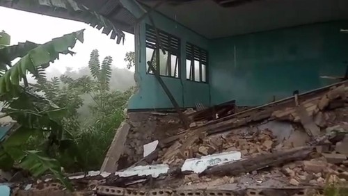 Gedung SDN Fatululat, Desa Fatumonas, Kecamatan Amfoang Tengah, Kabupaten Kupang, Nusa Tenggara (NTT), rusak total diterjang longsor dan angin kencang.