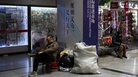 Trump pada hari Selasa (4/2) mengenakan tarif pada semua impor dari China dan berencana untuk membatalkan perlakuan bebas bea untuk paket berbiaya rendah dari China sebagai bagian dari tuntutan agar China - bersama Meksiko dan Kanada - membendung aliran fentanil ilegal, penyebab utama overdosis obat di Amerika Serikat. Langkah-langkahnya telah memicu kembali kekhawatiran bahwa perang dagang besar-besaran akan terjadi antara dua ekonomi terbesar di dunia, dengan China bersiap untuk mengenakan tarif balasannya sendiri hingga 15% pada beberapa barang AS mulai hari Senin (10/2).