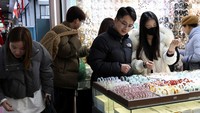 Orang-orang berbelanja di toko aksesori di Pasar Perdagangan Internasional Yiwu. Beberapa pedagang mengatakan bahwa mereka telah membuat persiapan sementara yang lain mengatakan pelanggan AS akan menanggung harga yang lebih tinggi.
