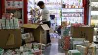 Seorang pedagang sedang membongkar barang dagangan di Pasar Perdagangan Internasional Yiwu di Yiwu, provinsi Zhejiang, China, Minggu (9/2/2025). Pedagang di pusat manufaktur ekspor Tiongkok, Yiwu, menepis tarif Presiden AS Donald Trump.
