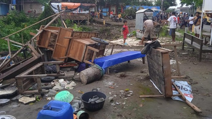 Gerobak PKL berserakan diterjang angin kencang.