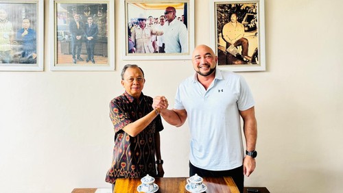 Gubernur Bali terpilih, Wayan Koster, bertemu dengan rivalnya saat Pilgub Bali 2024, Made Muliawan Arya alias De Gadjah, Senin (10/2/2025). (Istimewa)