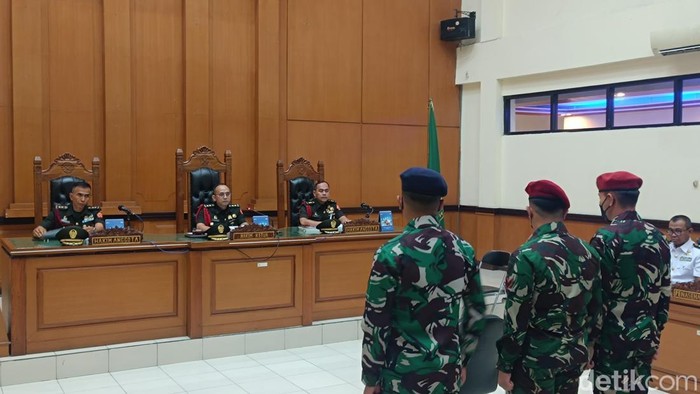 Hakim menegur Kelasi Kepala Bambang Apri, oknum TNI AL terdakwa penembakan bos rental mobil di rest area Jakarta-Merak karena terus menunduk selama sidang. (Rizky AM/detikcom)