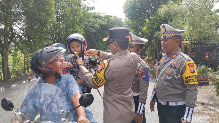Hari Pertama Ops Keselamatan, Polres Trenggalek Bagi-bagi Helm Gratis