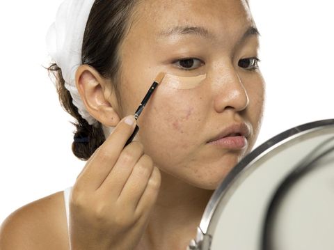 Ilustrasi wanita memakai makeup